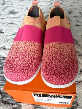 New Livie & Luca Pink and Orange Ombre  Lynx Knit Slip-On Shoes Big Girls 3